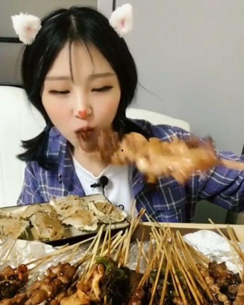 快手网红小妹吃瓜